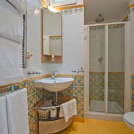 Villa Pool & Jacuzzi In