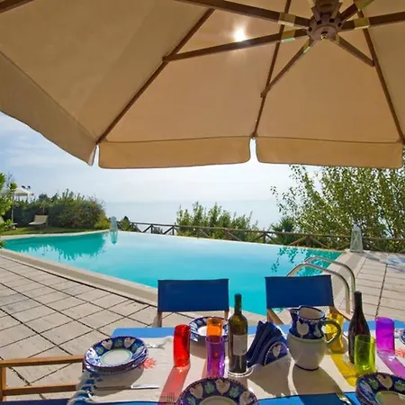 Pool & Jacuzzi In Villa Praiano