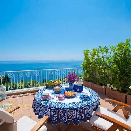 Pool & Jacuzzi In Villa Praiano