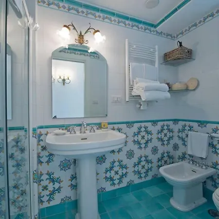 Pool & Jacuzzi In Villa Praiano