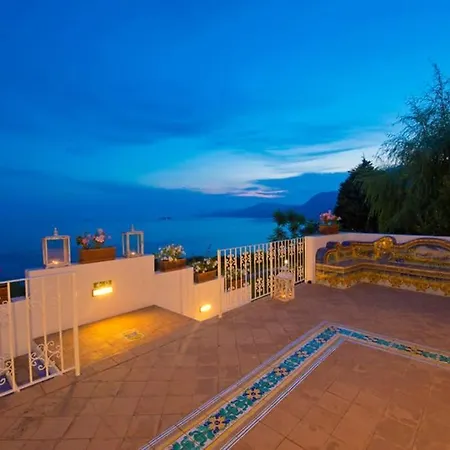 Pool & Jacuzzi In Villa Praiano