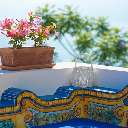 Pool & Jacuzzi In Villa Praiano