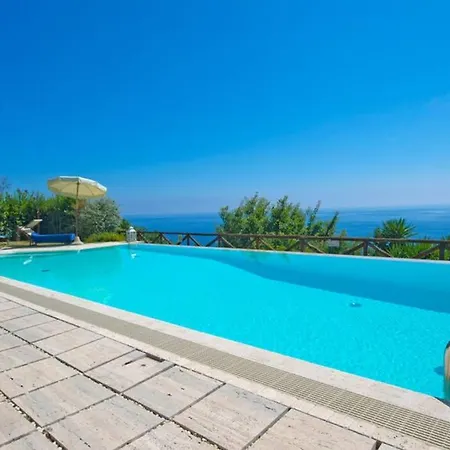Villa Pool & Jacuzzi In *