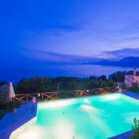 Pool & Jacuzzi In Villa Praiano